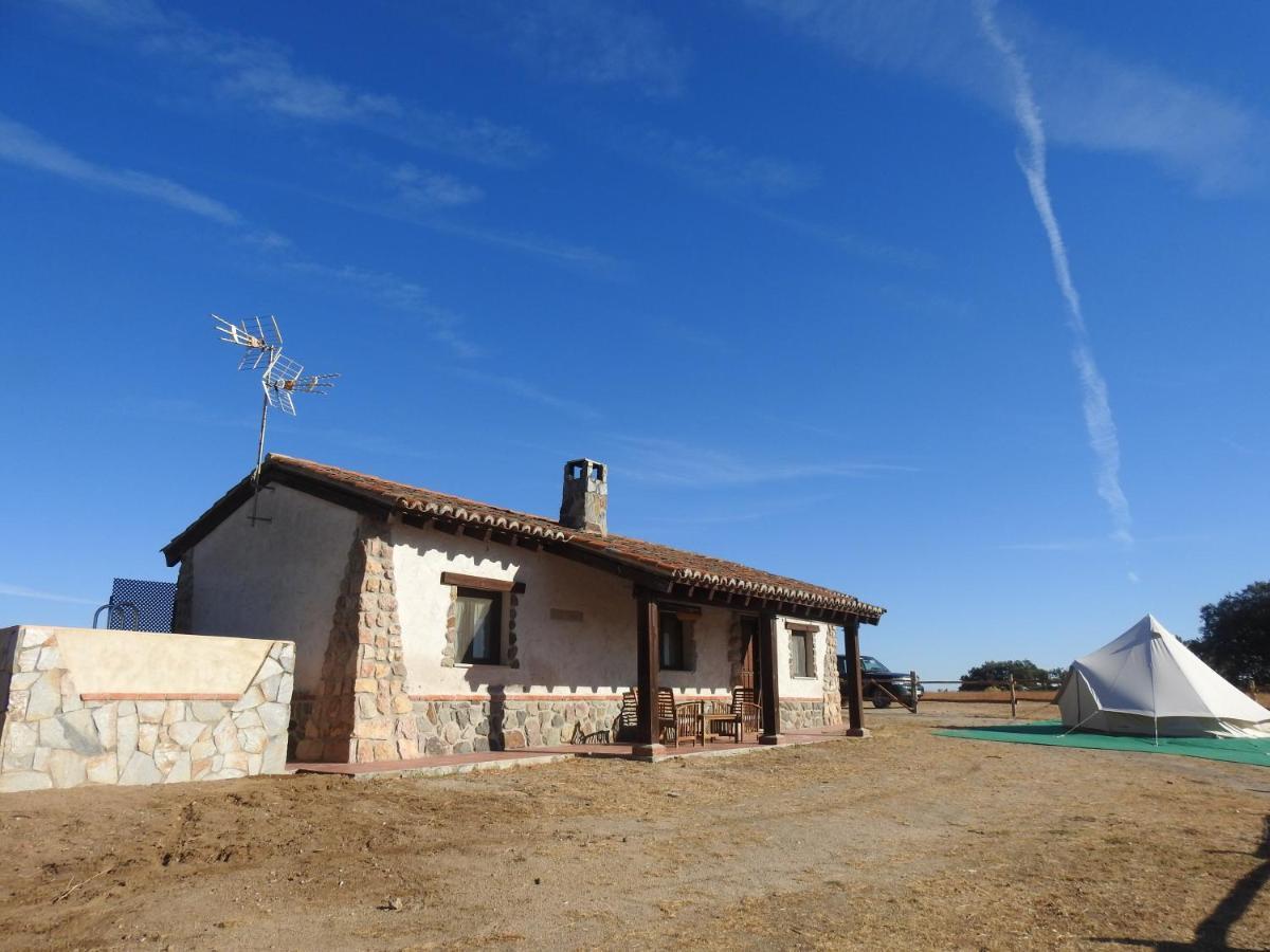 Eco-Lodge En La Reserva Privada Campanarios De Azaba - Proyecto De Conservacion Espeja エクステリア 写真