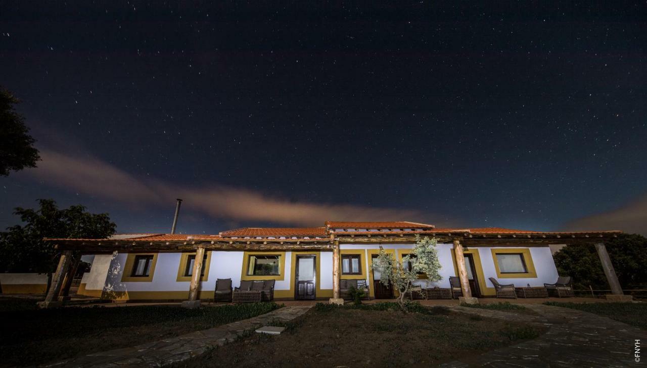 Eco-Lodge En La Reserva Privada Campanarios De Azaba - Proyecto De Conservacion Espeja エクステリア 写真